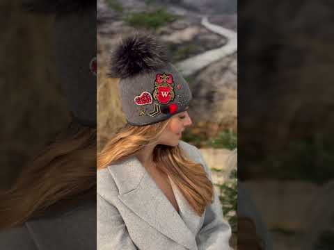 Стильна жіноча шапка з помпоном Willi «Pasa», з вишитим шовком декором у кольорі сірий туман., видео 1