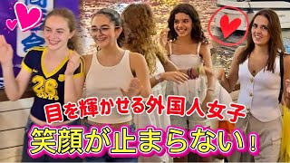 目を輝かせる外国人女子、笑顔が止まらない！インターナショナル道頓堀盆踊り2025。大阪。Foreign girls with sparkling eyes and smiles!