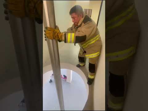 بعد 36 سنة نزل من العمود كأنه شاب