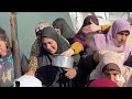 مواطنون يتجمعون للحصول على طعام مجاني من تكية خيرية خلال شهر رمضان في مدينة غزة في ظل الظروف الصعبة