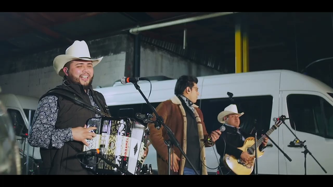 Entre Hierba, Polvo y Plomo - Elías Medina & Akilatados (Corridos y Caguamas)