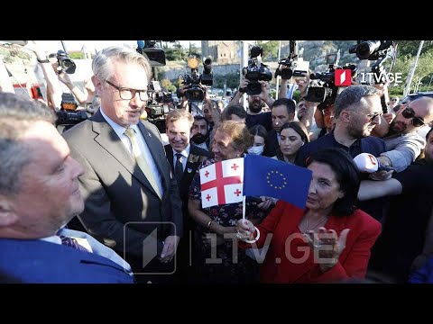 დიპლომატიური კორპუსის წარმომადგენლები ევროპის მოედანზე