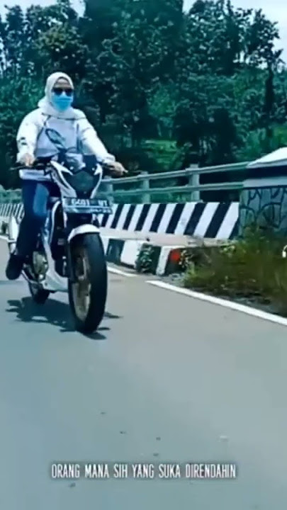 cewek cantik naik motor keren sekali