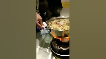 Nhân viên phục vụ tiệc cưới  bỏ cồn vào bếp  rất chuyên nghiệp #shorts