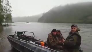 Мужики спокойно рыбачили, сидя в лодке  Внезапно они заметили в воде нечто странное...