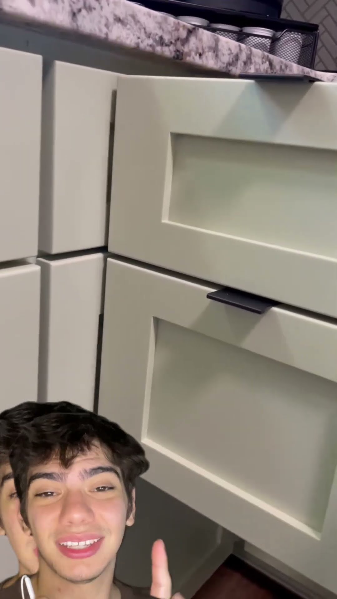 Essa gaveta foi feita pra passar pelo puxador sem bater!?Quem mais ama esses detalhes inteligentes?