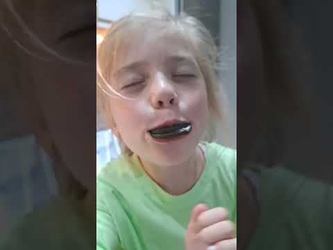 Eating oreo 😋 dancing 💃 😋