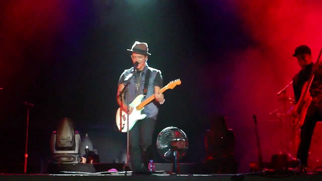 Bruno Mars - Roxanne / Dirty Diana (Mash-Up) [Live @ Summer Soul Festival - Floripa] # 9 and 10