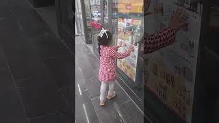 Ada Bir Türlü Kapıyı Bulamadı Şfetedüş