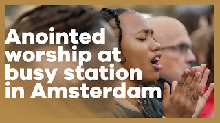 Download Lagu Worship Breaks Out at Amsterdam Station - Livestream with Presence Worship on the Streets MP3 Download Lagu Worship Breaks Out at Amsterdam Station - Livestream with Presence Worship on the Streets MP3