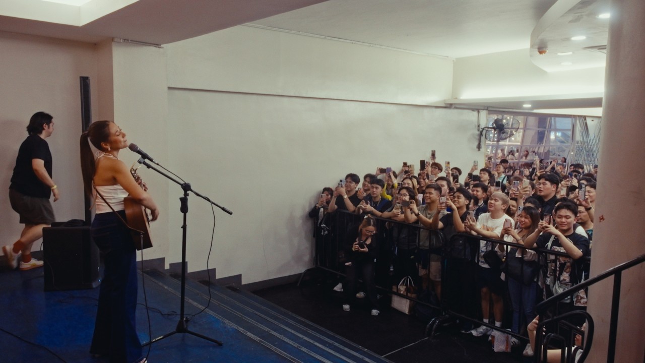 Мориссетт выступает у билетной кассы Araneta (Феникс)