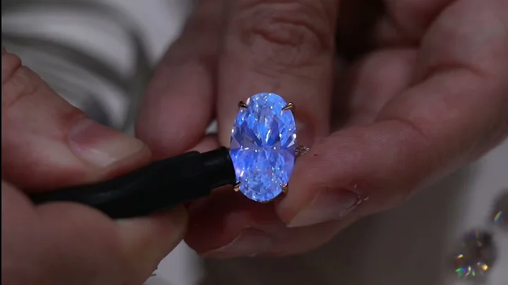 Fluorescence vs. No Fluorescence: A Fascinating UV Light Comparison!