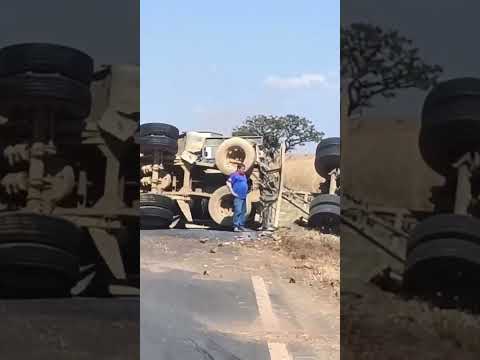 Caminhão carregado de leite tomba e bloqueia totalmente a rodovia MG-410, em Lagoa Grande