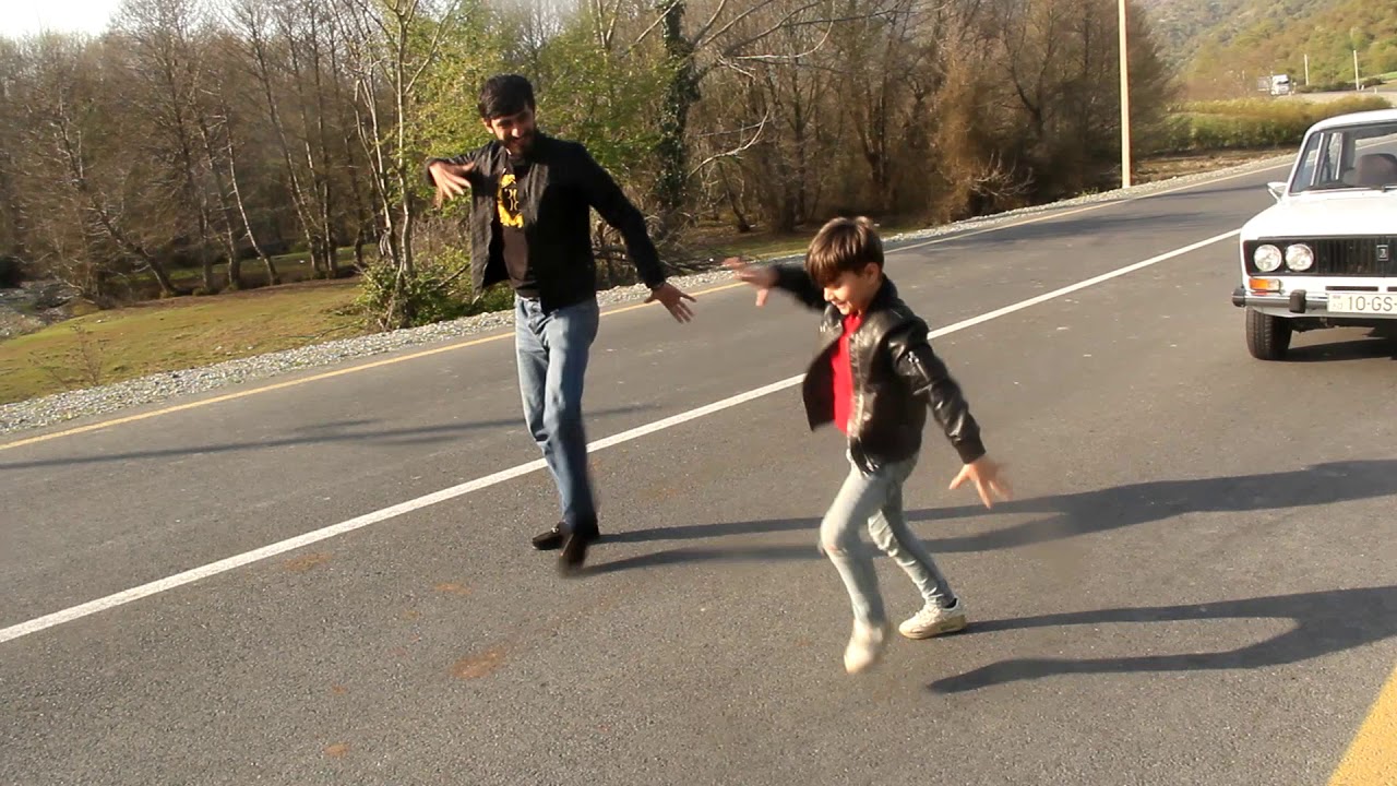 Мальчик танцует классно. Танец маленького мальчика. Мальчик танцующий лезгинку. Мальчик танцующий лезгинку. Чеченские парни танцуют.