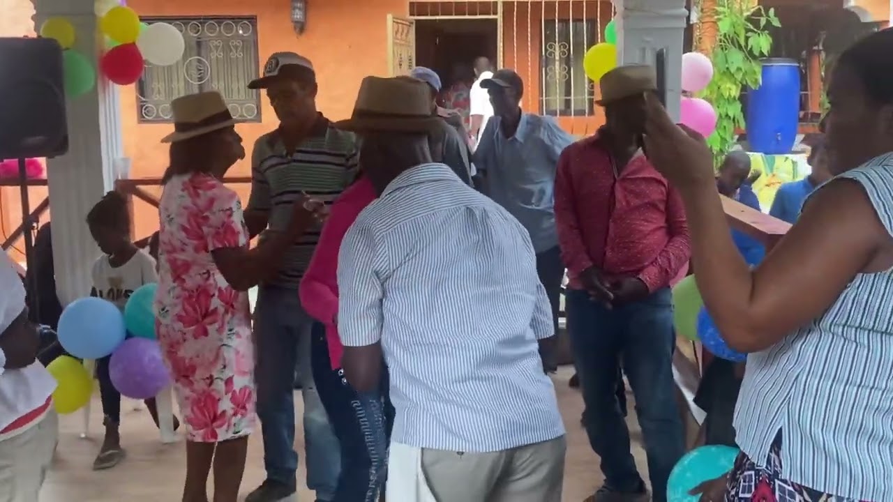 ESTE ES UN MERENGUE QUE ESTÁ PEGADO CANTADO Y TOCADO POR EL GAVILÁN MAYOR Y CRISTINO VIZCAINO
