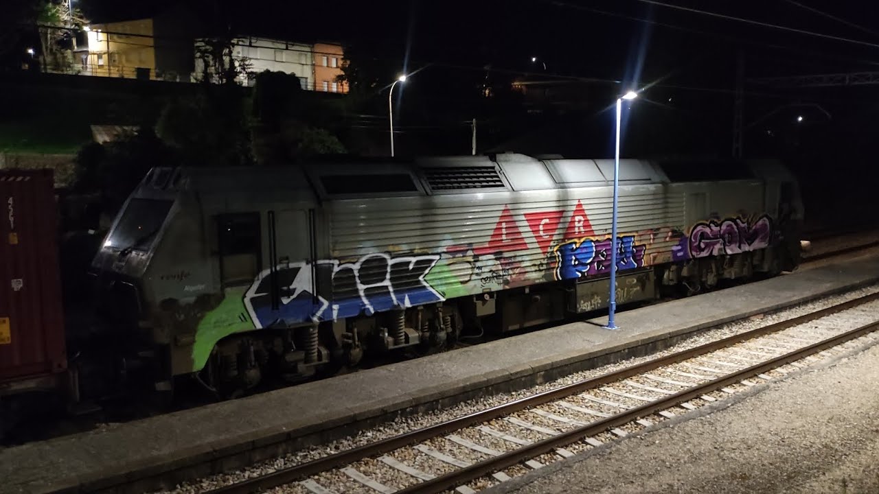 Cruce nocturno de Low Cost Rail y Continental Rail en la estación de Bembibre (León)