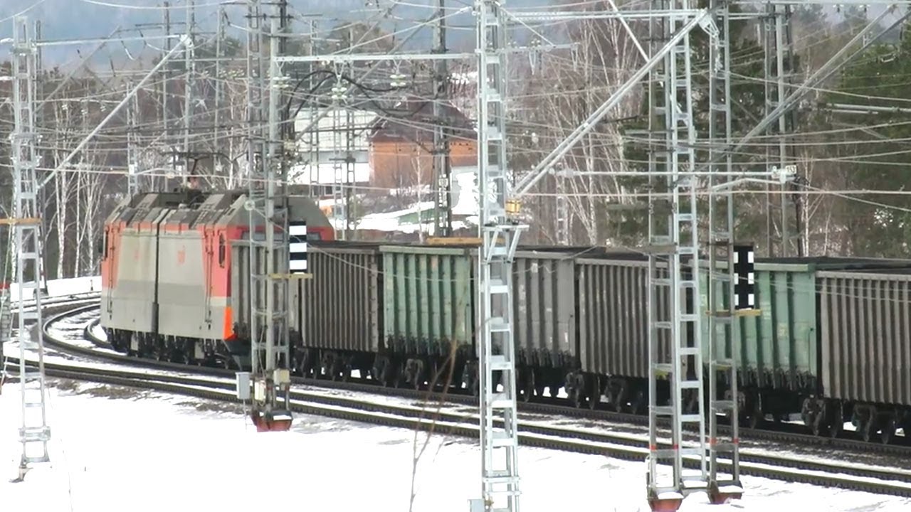 Грузовой состав с полувагонами, электровоз 2ЭС10-112 "Гранит"