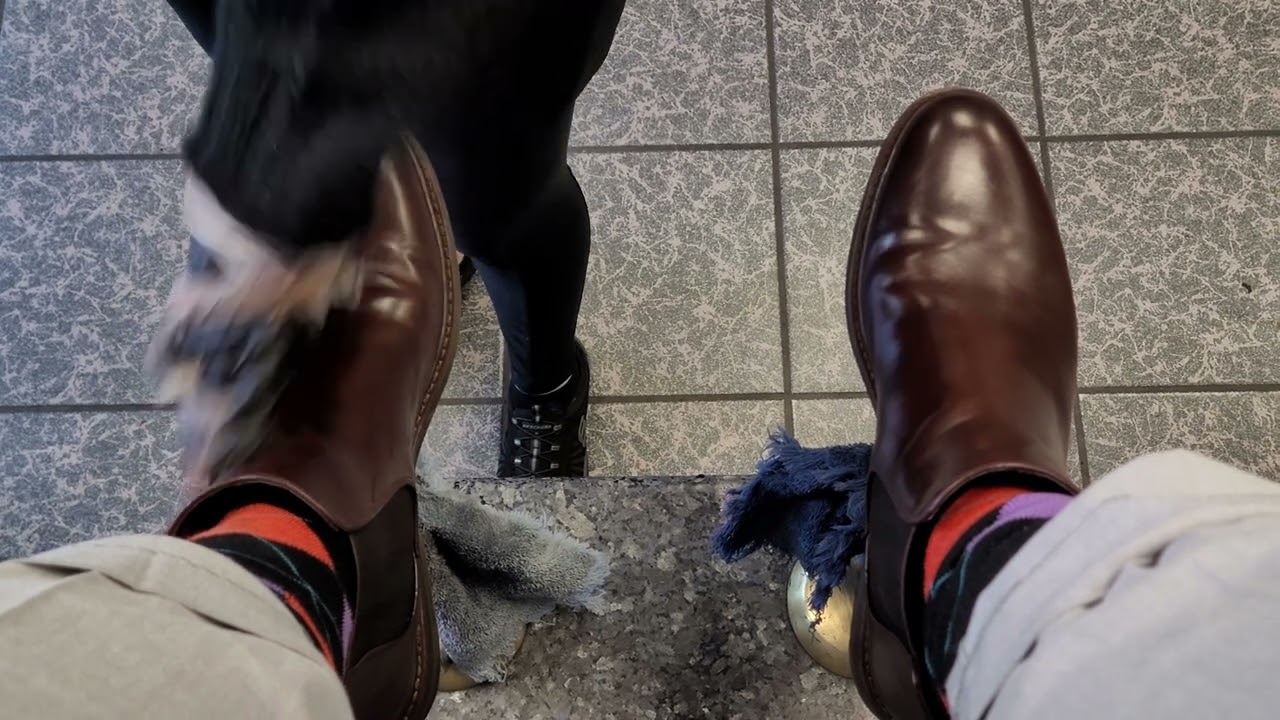 S02E23 NYC Shoe Shine - Dinos Shoe Shine Part 2 @ Columbus Circle / ASMR