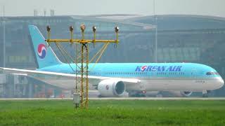 Chiếc Boeing 787-9 mới nhất của Korean Air tiến ra đường băng ở Nội Bài