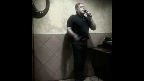 Rodolfo Valenciano cantando "La Mano de Dios"