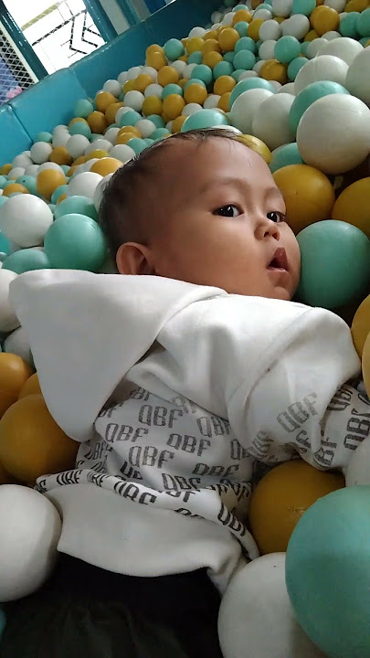 Dede Rayyan nya malu malu kucing😁🥰#playground #mandibola #mandibolaanak #perosotan