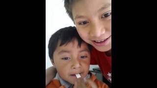 Quitandole Su S Gomitas Ami Sodrino Le Ago Calson Chino