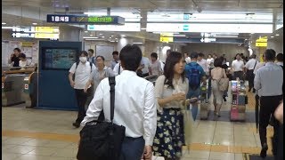 地下鉄の有楽町駅と日比谷駅が向かい合った東京メトロ有楽町線と都営三田線の改札口の風景