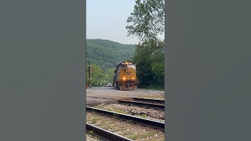 WOW! LISTEN to that horn on SD70! #Shorts #Trains