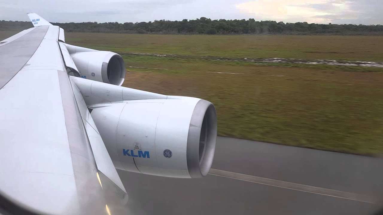 KLM 747-400 wet landing Paramaribo