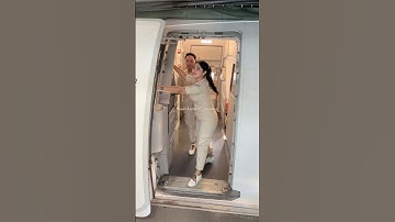 Pramugari cantik super air jet ~ Saat menutup pintu pesawat A320-200 😍