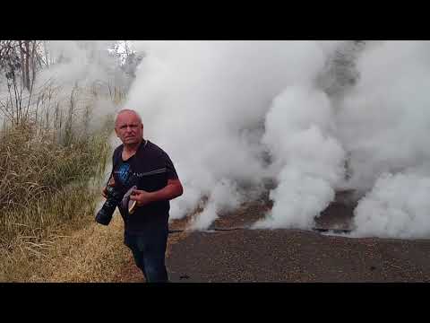 Video: Man Melompat Halangan Keselamatan Dan Jatuh Ke Kilauea Volcano