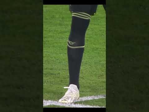 BENZEMA presume sus 'BOTINES DE ORO' tras conseguir el Balón de Oro | #shorts