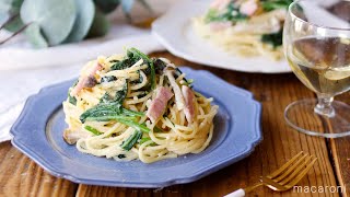 【ほうれん草とベーコンのクリームパスタ】ワンパンでOK！牛乳で作る簡単レシピ♪｜macaroni（マカロニ）