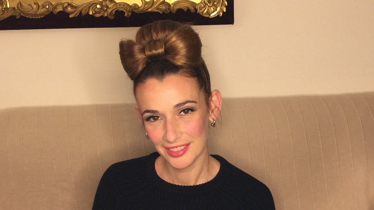 Moño con lazo de pelo / Monyo amb llaç de cabell / Updo with a hair bow