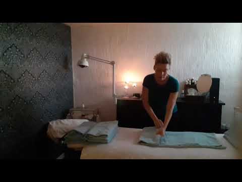 Anniqa visar hur man viker handdukar på hotellvis