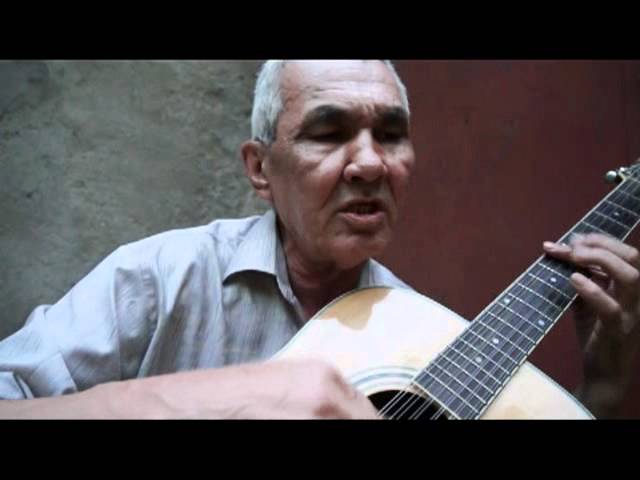 Казах играет на гитаре и поет. Песня поет казах популярная. Азамат поет. Казах поет классную песню. Казах поёт в поезде на гитаре.