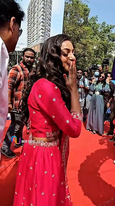 #monalisa #kissvideo #stageshow #viral #foryoupage #trending #mahakumbh #monalisha