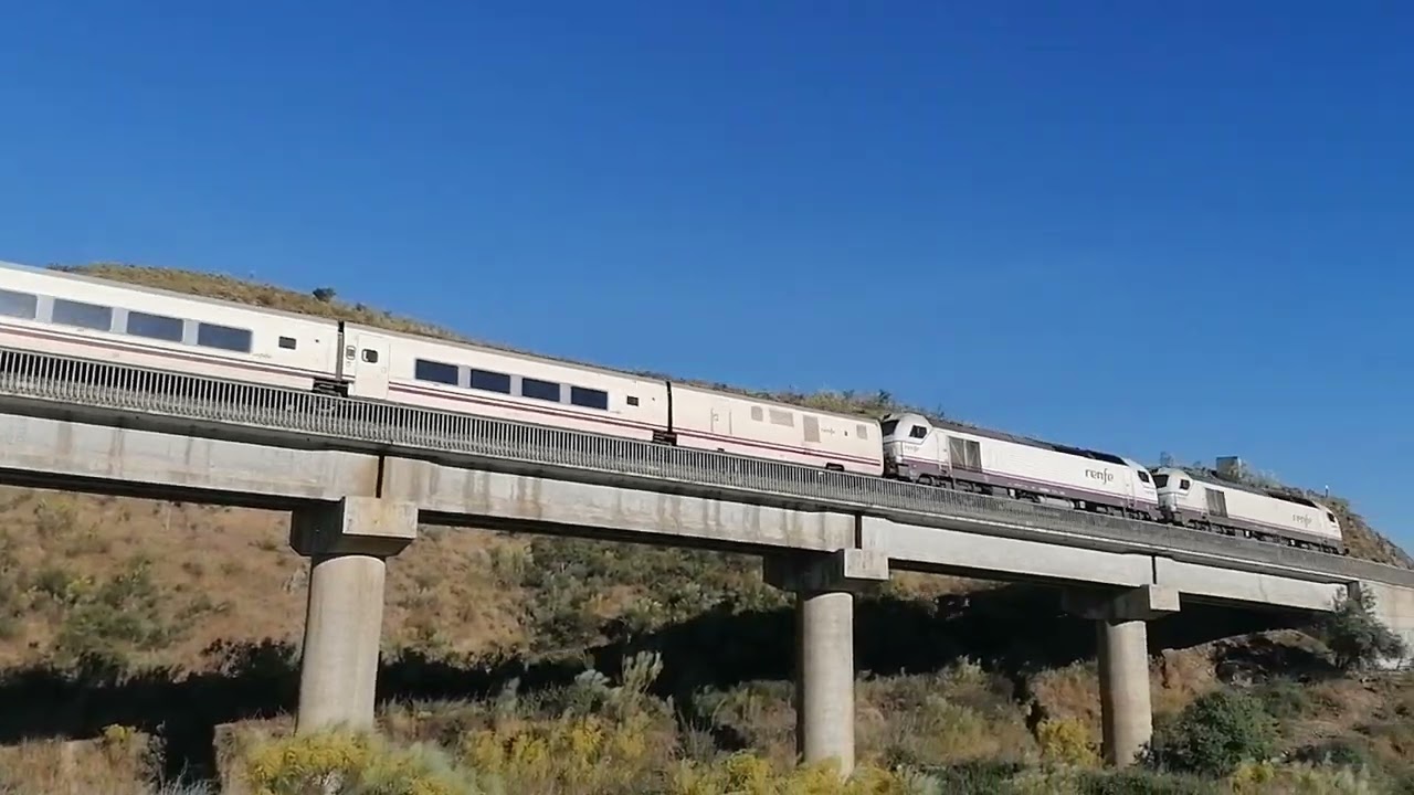 talgo intercity pasando por el viaducto del arroyo Guadancil terminó de Cañaveral