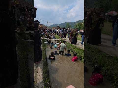Keseruan warga lomba nangkap ikan di sungai