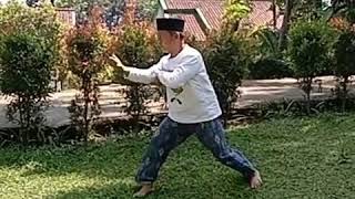 Ketue Sanggar Si Pitung Jalanin Jurus Cingkrik.