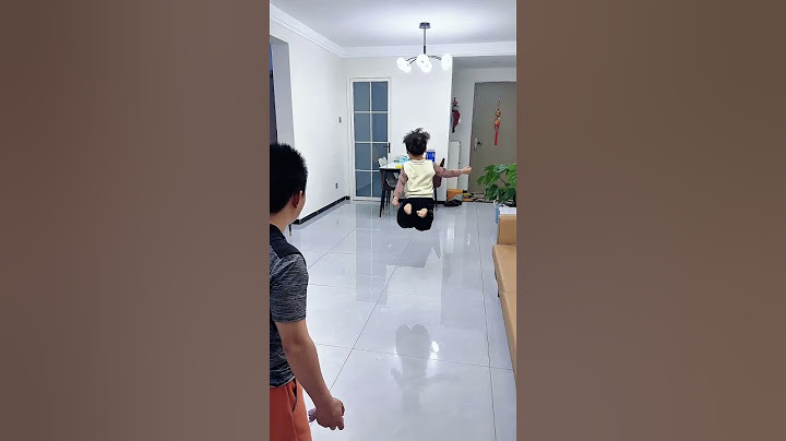 擦地不让他走，他居然飞过去了，这本领啥时候学的呢！#呆萌小米宝#萌娃#熊孩子