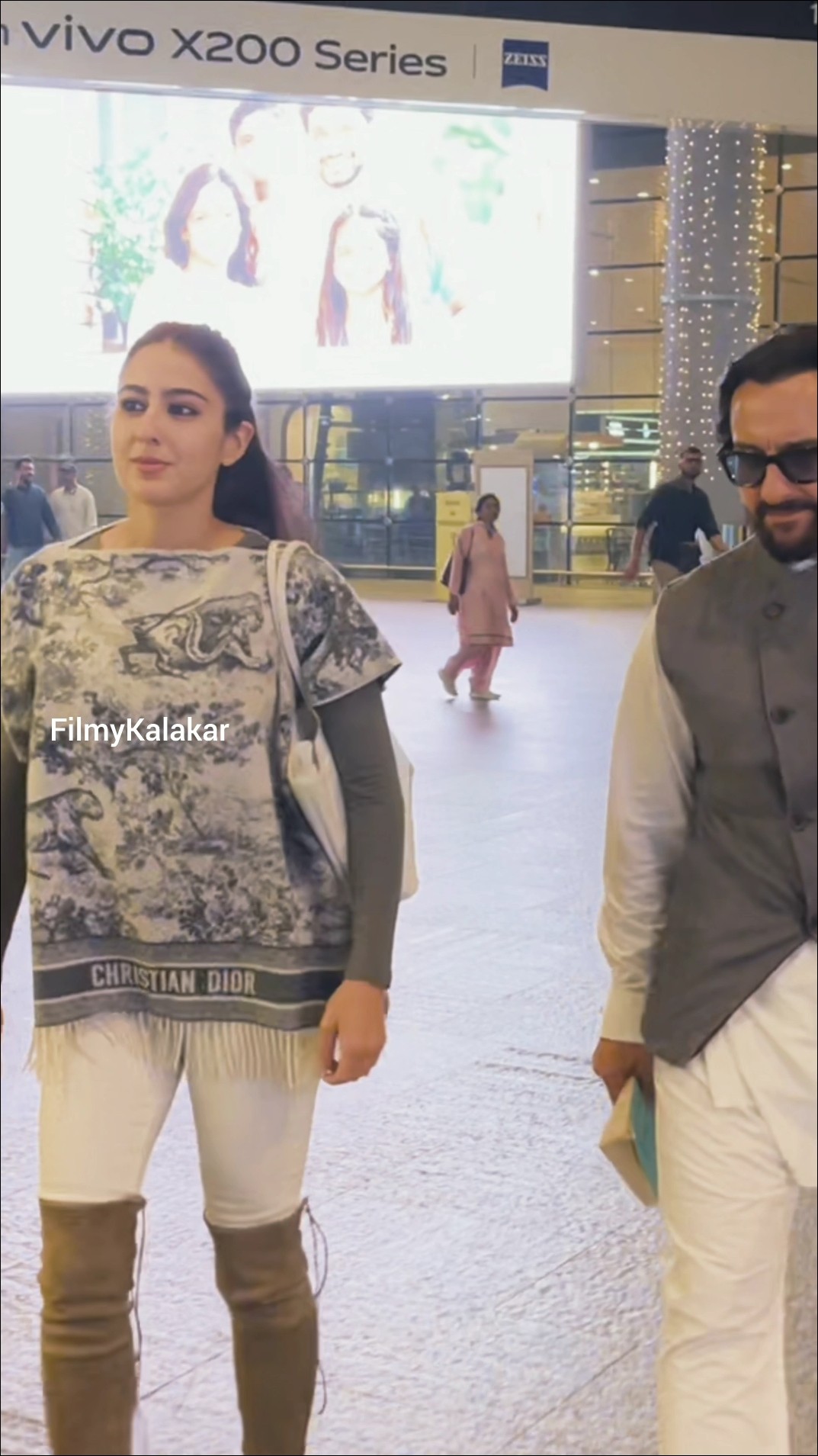Pataudi father-daughter duo #saifalikhan #saraalikhan at the airport ? #filmykalakar
