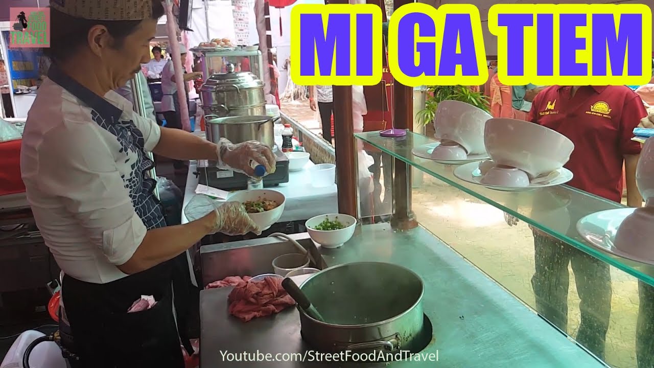 STREET FOOD VIETNAM 2017 - Delicious ROAST CHICKEN NOODLE SOUP - MI GA TIEM | Street Food And Travel