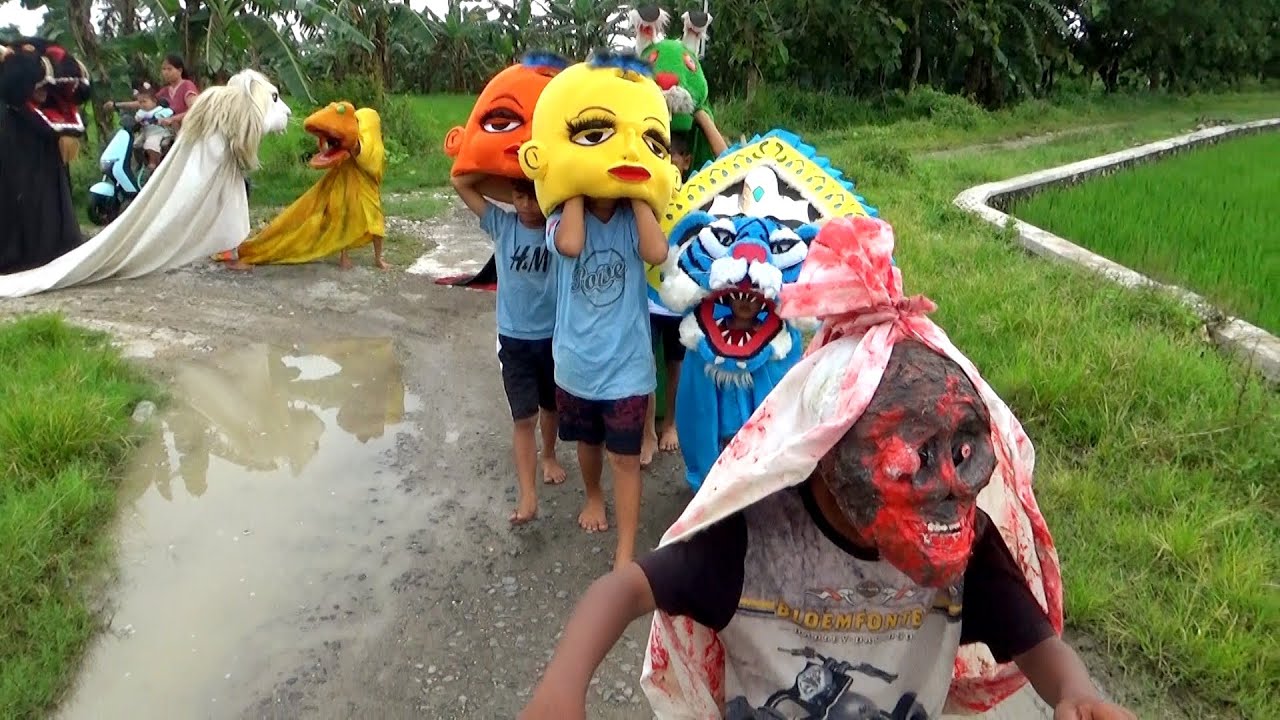 Ramai barongan warna-warni badut dan pocong berkumpul
