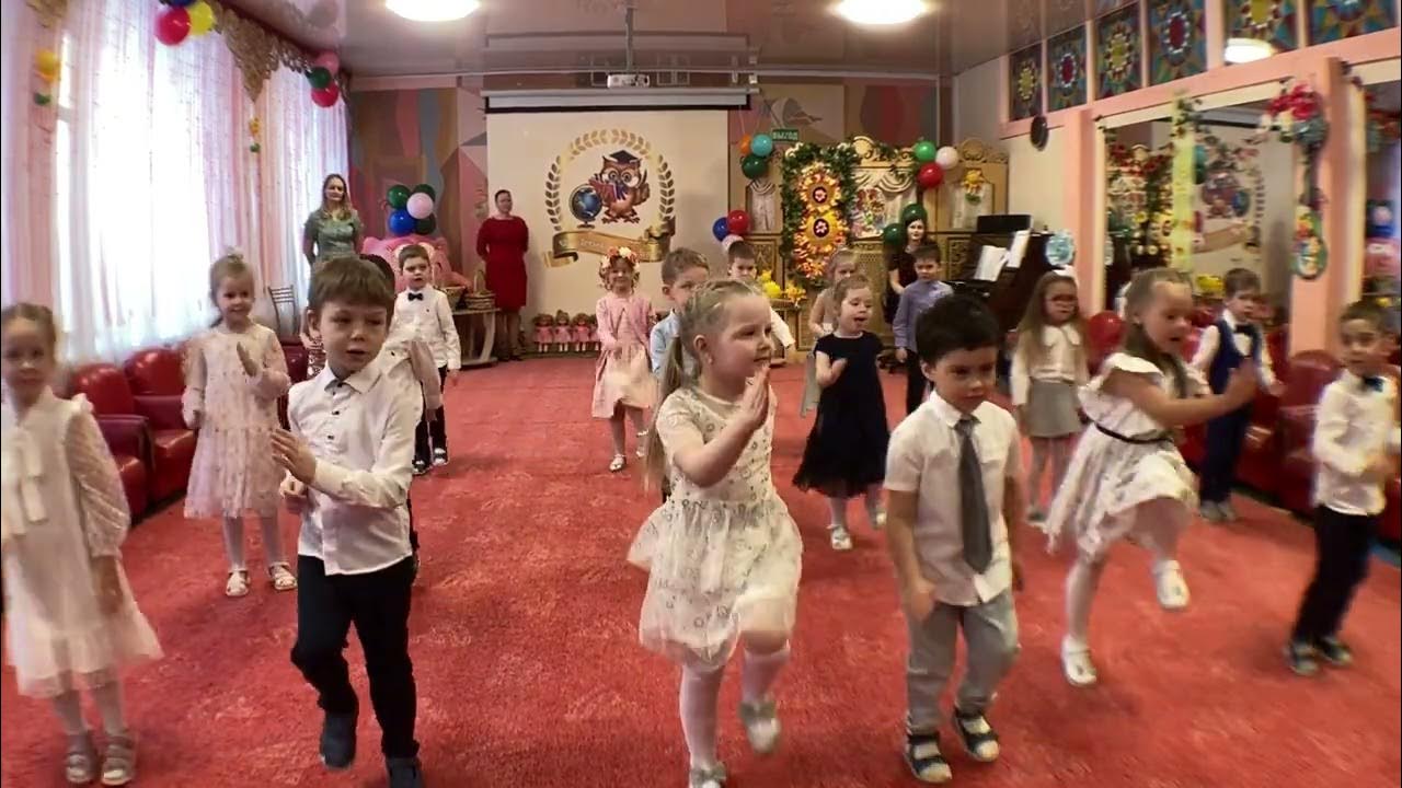 Мамопомогалочка танец. Мамопомогалочка танец. Мама помогалочка. Танец губки бантиком в детском саду видео средняя группа. Танцы в старшей группе детского сада.
