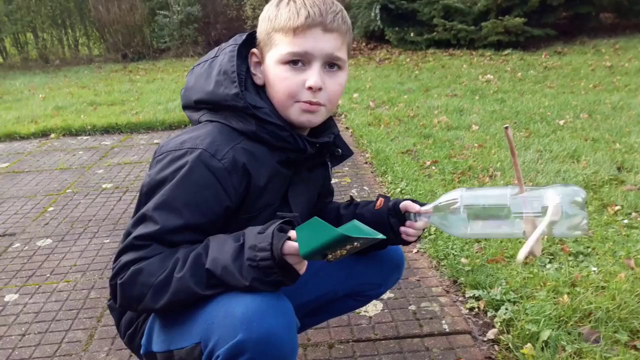 Maak zelf een voedersilo voor vogels met een plastic fles