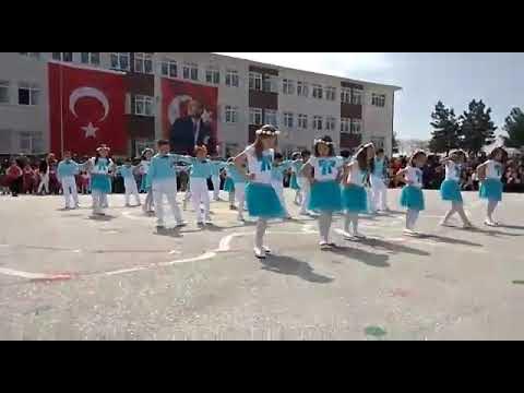 ben çalışıyor siz oturuyor makyaj yapan kadın