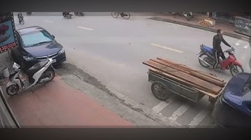 Văn hoá giao thông an toàn: Chở hàng hoá cồng kềnh - Mối nguy hiểm gây mất an toàn giao thông.