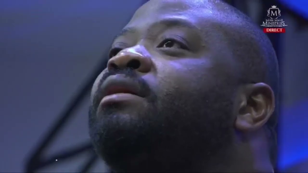 Pasteur Moïse Mbiye moment fort d'adoration Esili. 