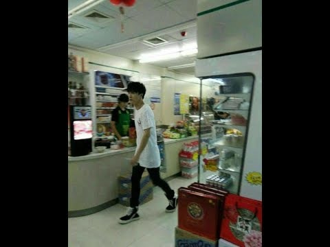 薛之谦独自购物身形瘦削 脸色憔悴来去匆匆